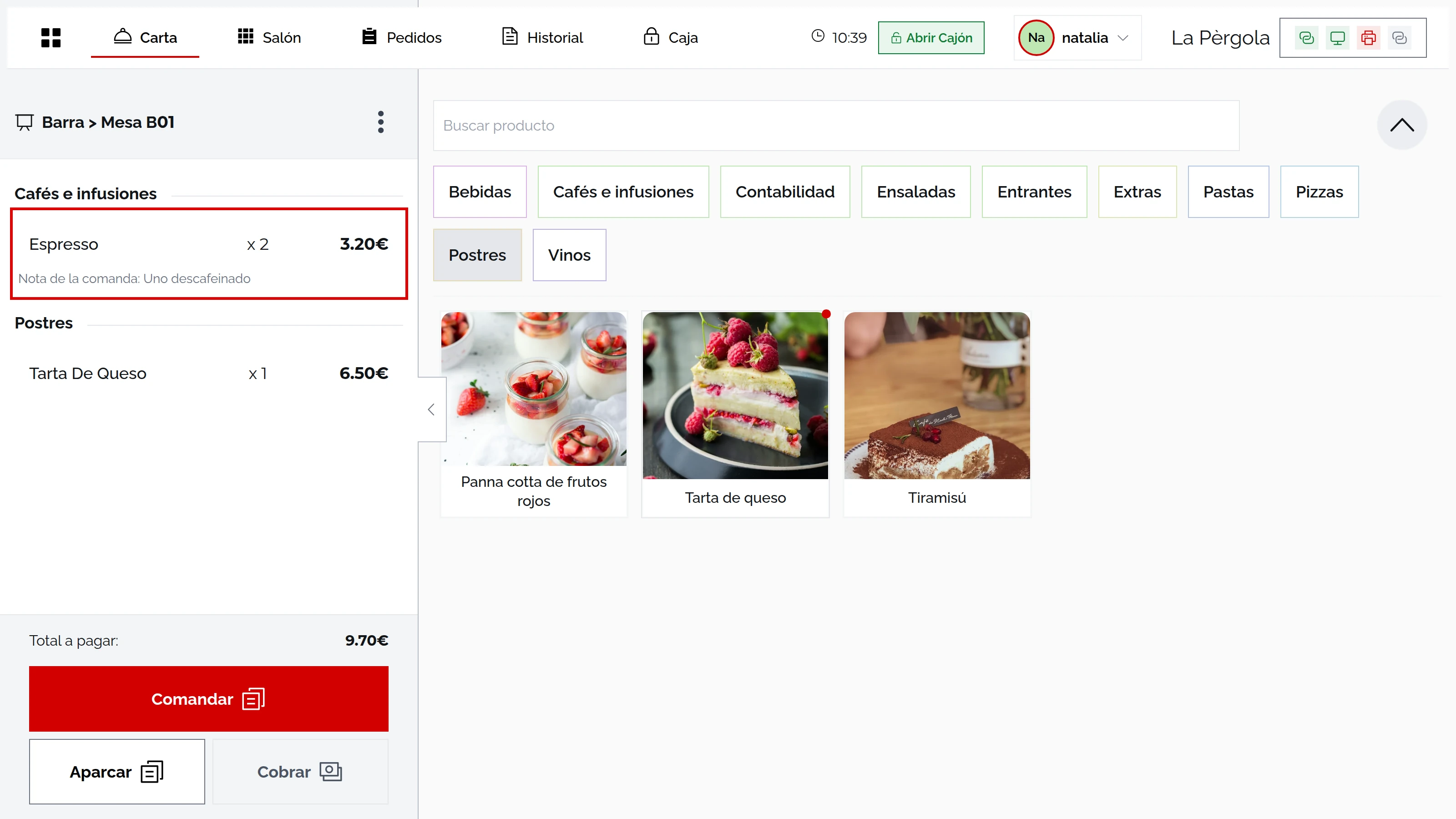 Comanda de la mesa B01 con la línea Espresso x 2 y su nota «Uno descafeinado» marcada; total 9.70€